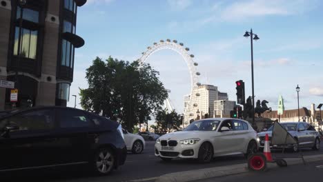 Tráfico-En-Londres,-Coches-Que-Pasan-Por-La-Calle-Westminster,-Vista-Estática