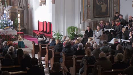 Coro-De-La-Iglesia-Canta-Villancicos-Durante-El-Servicio-En-La-Iglesia-Católica