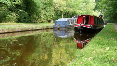 Britischer-Aufenthalt,-Malerischer-Kanal,-Bootstour,-Tourismus,-Urlaub,-Urlaub,-Wasserstraße,-Idyllischer-Lebensstil,-Vorbeifahrende-Kamera