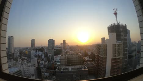 Ultraweitwinkel-Zeitraffer-Des-Sonnenuntergangs-Der-Skyline-Gebäude-Von-Osaka,-Unten-Sichtbares-Unizo-Hotelschild,-Gesperrte-Beschleunigungsaufnahme