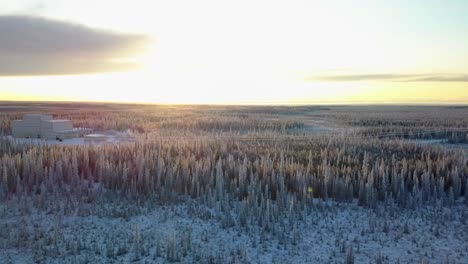 Aéreo,-Seguimiento,-Disparo-De-Drones,-Sobre-Bosque-Nevado,-Revelando-Las-Instalaciones-De-Haarp-Alaska,-Al-Atardecer-En-Un-Frío-Y-Soleado,-Día-De-Invierno,-En-Gakona,-Estados-Unidos