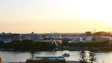 Vista-Aérea-De-Brisbane-Southbank-En-Brisbane-Southbank-Ferry-Antes-Del-Atardecer