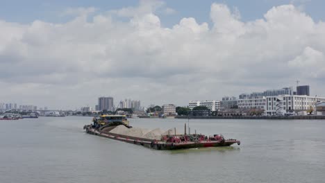 Chinesisches-Binnenschiff,-Voll-Beladen-Mit-Sand-Massengut,-Unterwegs-Auf-Dem-Zhujiang-Fluss,-An-Einem-Bewölkten-Tag