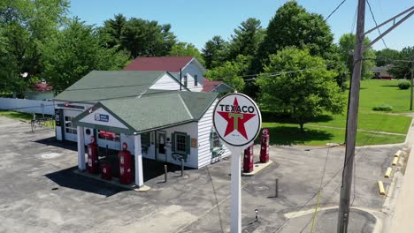 Historische-Und-Ikonische-Tankstelle-An-Der-Route-66,-Luftaufnahme