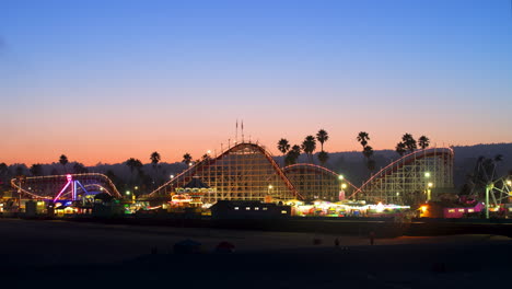 Lapso-De-Tiempo-Del-Parque-De-Atracciones-Del-Paseo-Marítimo-De-La-Playa-De-Santa-Cruz-Mientras-Se-Pone-La-Noche