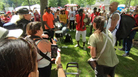 Gente-Tocando-Instrumentos-De-Percusión-Y-Bailando,-Músicos,-Banda,-Instrumentos-De-Batería,-Arte-Rítmico,-Festival-Exterior,-Tabla,-Bateristas,-Pandereta,-Actuación-De-Bongo