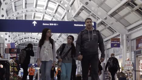 Multitudes-Caminando-Por-Una-Terminal-En-El-Aeropuerto-Internacional-O&#39;hare-En-Chicago-El-26-De-Diciembre,-Uno-De-Los-Días-Más-Ocupados