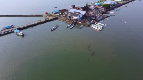 Palopo,-Sulawesi-11-11-2019:-Traditional-Fish-Market-at-Palopo-City-Full-of-small-wood-boat,-Indonesia,-Pelelangan-Ikan-Kota-Palopo