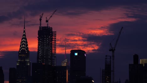 Establishing-shot-of-the-skyline-of-East-Side-Manhattan,-New-York-City-at-sunset