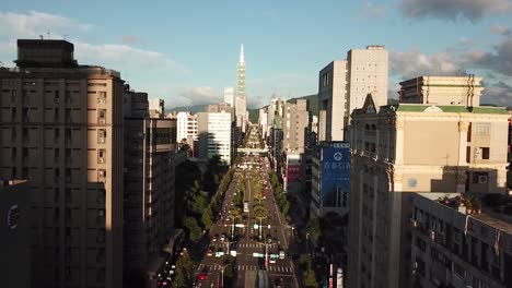 Xinyi-Road-Avenue-Mit-Blick-Auf-Den-Taipei-Tower,-Berühmtes-Wahrzeichen-Taiwans,-Filmische-Sonnenuntergangsantenne