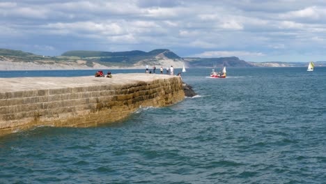 Un-Barco-De-Pesca-Regresa-Al-Puerto-De-Lyme-Regis-En-La-Costa-De-Dorset