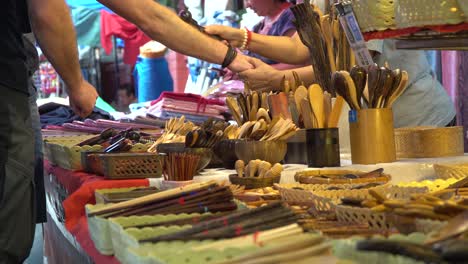 Turista-Probando-Un-Masajeador-De-Madera-En-Su-Mano-En-El-Mercado-Local-De-Chiang-Mai