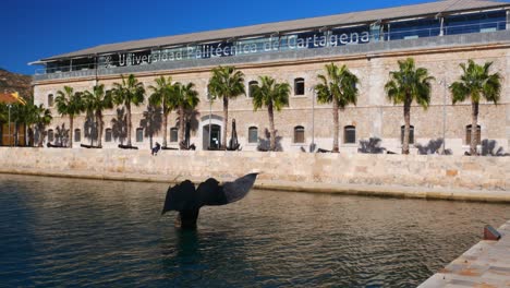 Tiro-Inclinado-Hacia-Arriba-De-La-Universidad-De-Ingeniería-De-Cartagena,-España,-Con-La-Escultura-De-Cola-De-Ballena-En-Primer-Plano