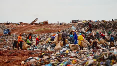 Un-Gran-Grupo-De-Personas-Empobrecidas-Buscan-Y-Revisan-Un-Vertedero-De-Basura-En-Busca-De-Suministros-Para-Vivir