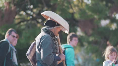 Performance-Of-A-Famous-Japanese-Samurai-Flute-Man-Playing-Shakuhachi-In-Maruyama-Park-Next-To-The-Yasaka-Shrine-In-Kyoto,-Japan