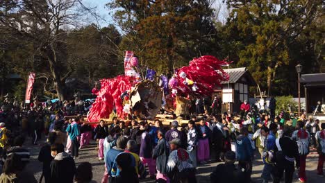 Sagicho-Matsuri-Schwimmt-Durch-Omihachiman,-Shiga