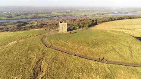 Läufer-Auf-Dem-Malerischen-Rivington-Tower-Lancashire-Reservoir-Landschaft-Luftaufnahme-Umlaufbahn-Links