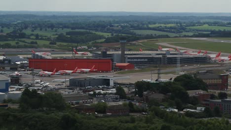 Grounded-aircraft-at-Luton-airport-in-England,-UK-during-the-coronavirus-pandemic