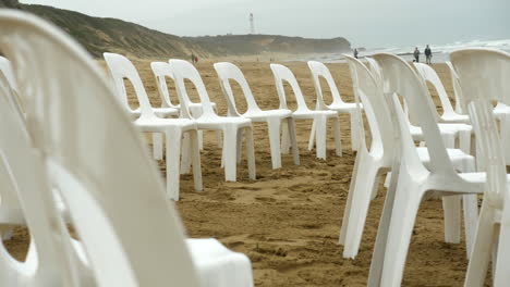 Sillas-Vacías-Listas-Para-Una-Boda-En-La-Playa-Australiana,-Cámara-Lenta