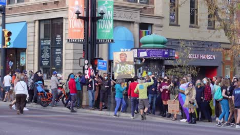 Gente-Celebrando-La-Victoria-Electoral-De-Joe-Biden-En-Las-Calles-De-Boulder,-Colorado