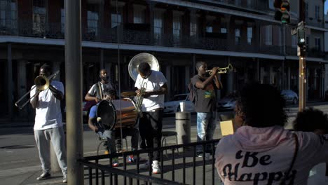 Los-Músicos-Callejeros-Tocan-Para-Los-Turistas-Cafe-Du-Monde-New-Orleans-Louisiana