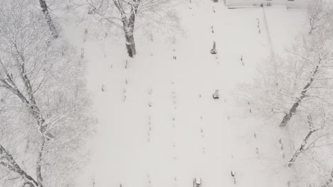 Cementerio-De-La-Ciudad-De-Monson-Cementerio-Cubierto-De-Nieve-Vista-Aérea