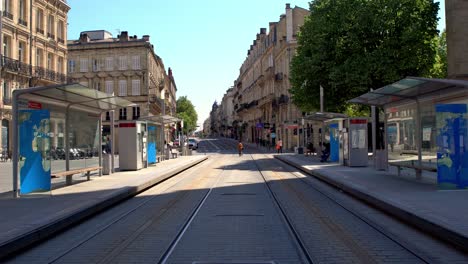 Straßenbahnhaltestelle-Hotel-De-Ville-Und-Saint-Andrew-Cathedral-Mit-Wenigen-Menschen-Während-Der-Covid-19-Pandemie,-Dolly-Vorwärtsschuss