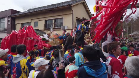 Sagicho-Wagen-Kämpfen-Gemeinsam-Für-Das-Traditionelle-Fest