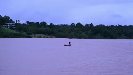 Pescador-Tratando-De-Pescar-En-Un-Lago-Inundado-Con-Su-Lancha-Motorizada-En-Wangnamkaew,-Nakhon-Ratchasima,-Tailandia