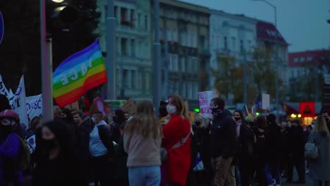 Multitud-De-Personas-En-La-Calle-Con-Pancartas-Y-Bandera-Del-Arco-Iris---Manifestación-Pacífica-Contra-La-Prohibición-Del-Aborto-En-Szczecin,-Polonia---Plano-Medio