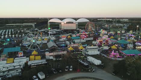 Vista-Aérea-De-La-Feria-Estatal-De-Florida-Con-Anfiteatro-E-I-4-En-Segundo-Plano-Durante-El-Seguimiento-De-La-Puesta-De-Sol-Hacia-Adelante