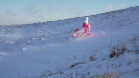 Los-Niños-Están-Bajando-En-Trineo-En-Una-Colina-Cubierta-De-Nieve