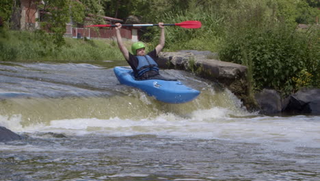 Kayakista-Disfrutando-De-Los-Rápidos-Del-Río,-Deporte-Extremo,-Cámara-Lenta