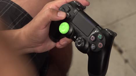 Manos-De-Un-Jugador-En-Un-Controlador-De-Gamepad