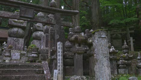 Lápidas-En-El-Cementerio-De-Okunoin-En-Mt-Koya