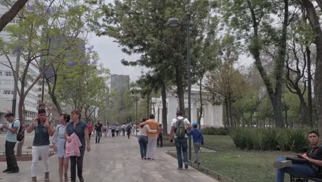 People-walking-and-resting-in-front-of-the-Alameda-Central