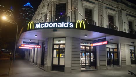 Calles-Vacías-Junto-A-Un-Restaurante-De-Comida-Rápida-Mcdonald&#39;s-Durante-La-Propagación-Del-Virus-De-La-Corona-En-Australia---Plano-General