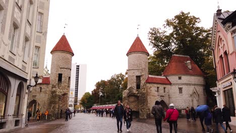 Torres-Gemelas-De-La-Puerta-Viru-En-El-Casco-Antiguo-De-Tallin,-Estonia