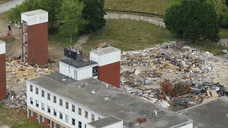 Vista-Aérea-De-Los-Trabajos-De-Demolición-En-Curso-En-La-Antigua-Universidad-De-South-Essex,-Dando-Paso-A-Nuevas-Viviendas-Construidas