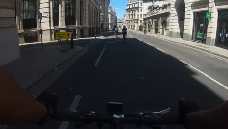 POV-Von-Radfahrern,-Die-Während-Der-Abriegelung-Im-Zentrum-Von-London-Die-Moorgate-A501-Hinunterfahren