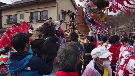 Batalla-De-Alta-Energía-Cuando-Dos-Equipos-De-Sagicho-Matsuri-Chocan-En-Un-Festival-Japonés