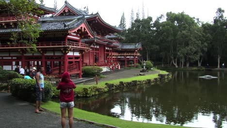 Touristen-Fotografieren-Am-Byodo-in-Tempel,-Valley-Of-The-Temples-Memorial-Park,-Kahaluu,-Oahu,-Hawaii