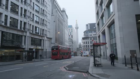 Autobuses-Londinenses-De-Dos-Pisos-Bajando-Por-El-Monumento-De-La-Calle-Gracechurch-En-Una-Brumosa-Mañana-De-Invierno