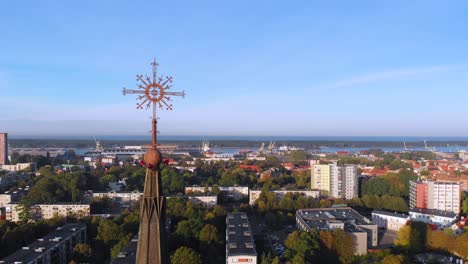 Vista-De-La-Torre-De-La-Iglesia-Cuando-El-Dron-Desciende-Al-Fondo