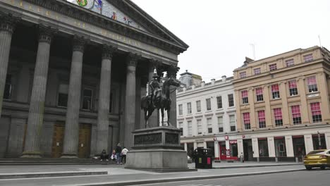 Un-Lapso-De-Tiempo-De-La-Estatua-Del-Duque-De-Wellington-Durante-La-Protesta-De-Black-Live-Matters