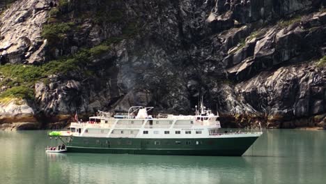 Barco-Con-Turista-En-El-Parque-Nacional-De-La-Bahía-De-Los-Glaciares,-Alaska