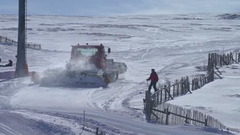 Pistenbully-driving-away-from-camera