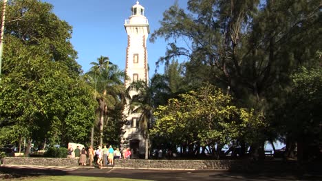 Turistas-Visitando-El-Punto-Venus-Y-Su-Faro-En-Papeete,-Tahití