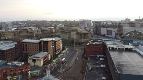 Vista-Aérea-A-Través-Del-Icónico-Horizonte-De-La-Ciudad-De-Liverpool-Calles-Vacías-Durante-La-Pandemia-Del-Virus-Corona-St-Georges-Hall-Lime-St-Station