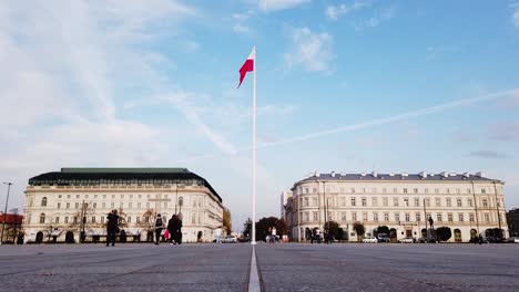 Beautiful-centered-shot-of-Pisudski-Square-in-Warsaw-City,-Poland